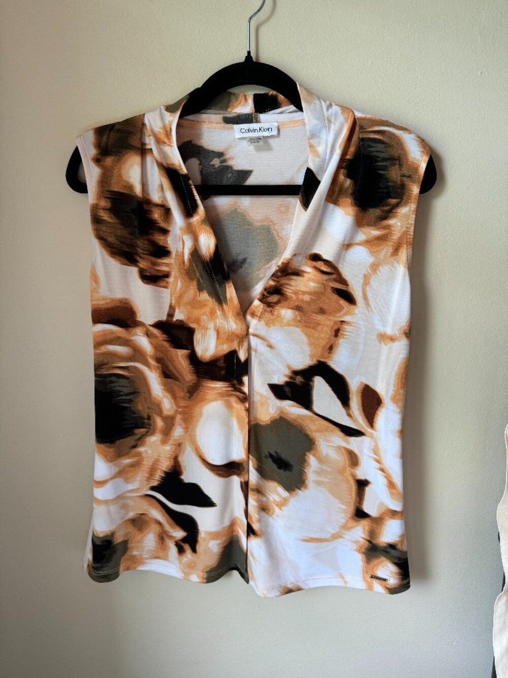 Calvin Klein Sleeveless V-Neck Work/Professional Blouse with Floral Pattern